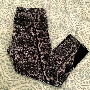 Lace pattern leggings